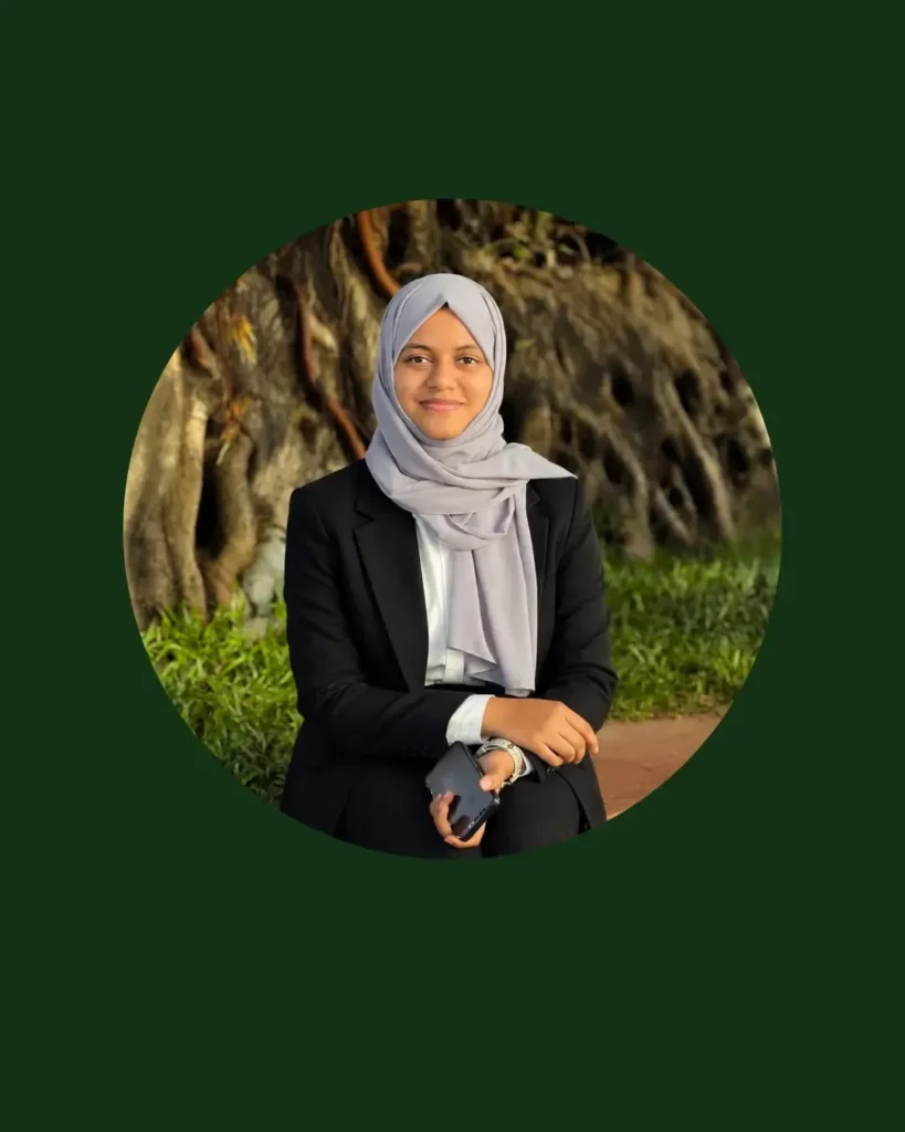 expert-best-freelance-digital-marketer-in-jeddah wearing a gray hijab and smiling outdoors."
